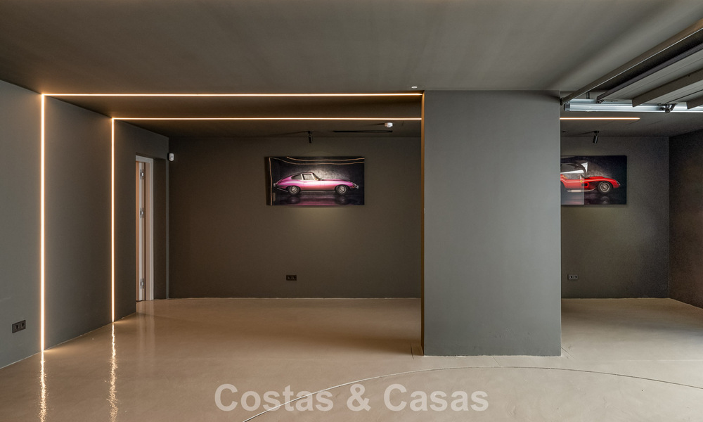 Villa de lujo moderna lista para entrar a vivir en venta a solo unos pasos de la playa en la codiciada Milla de Oro de Marbella 779394