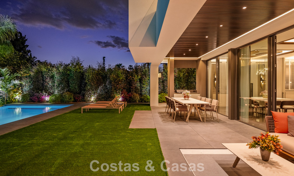 Villa de lujo moderna lista para entrar a vivir en venta a solo unos pasos de la playa en la codiciada Milla de Oro de Marbella 779395