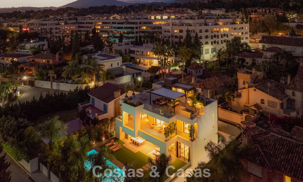 Villa de lujo moderna lista para entrar a vivir en venta a solo unos pasos de la playa en la codiciada Milla de Oro de Marbella 779397