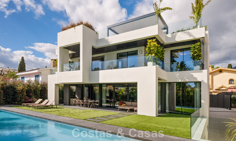 Villa de lujo moderna lista para entrar a vivir en venta a solo unos pasos de la playa en la codiciada Milla de Oro de Marbella 779400