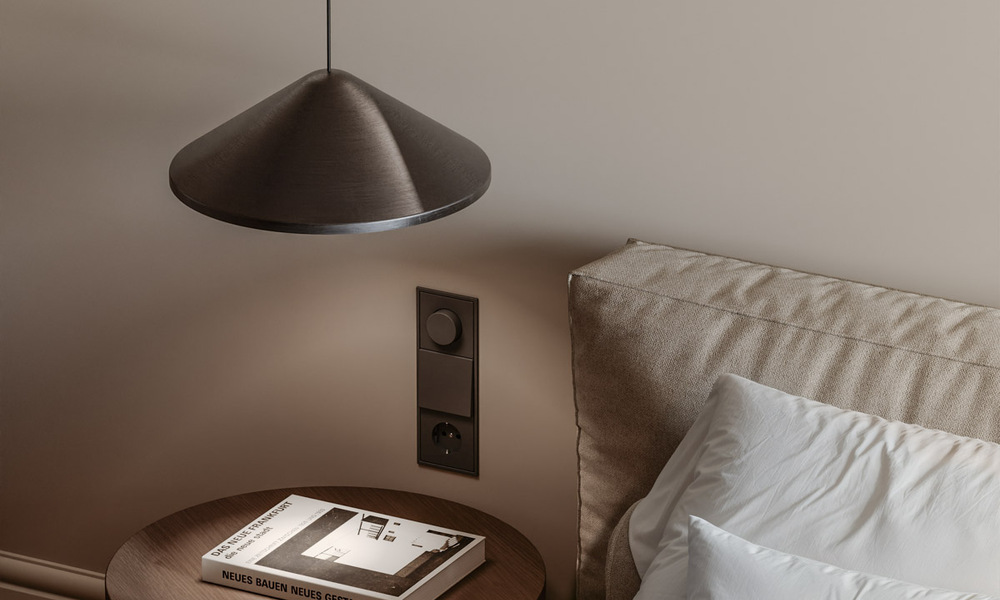 Villa de lujo sobre plano con vistas panorámicas al mar en venta en una comunidad cerrada de Nueva Andalucía, Marbella 779416