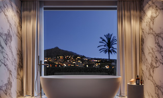 Villa de lujo sobre plano con vistas panorámicas al mar en venta en una comunidad cerrada de Nueva Andalucía, Marbella 779418 