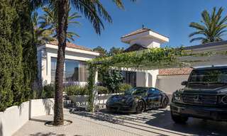 Villa de lujo sobre plano con vistas panorámicas al mar en venta en una comunidad cerrada de Nueva Andalucía, Marbella 779428 