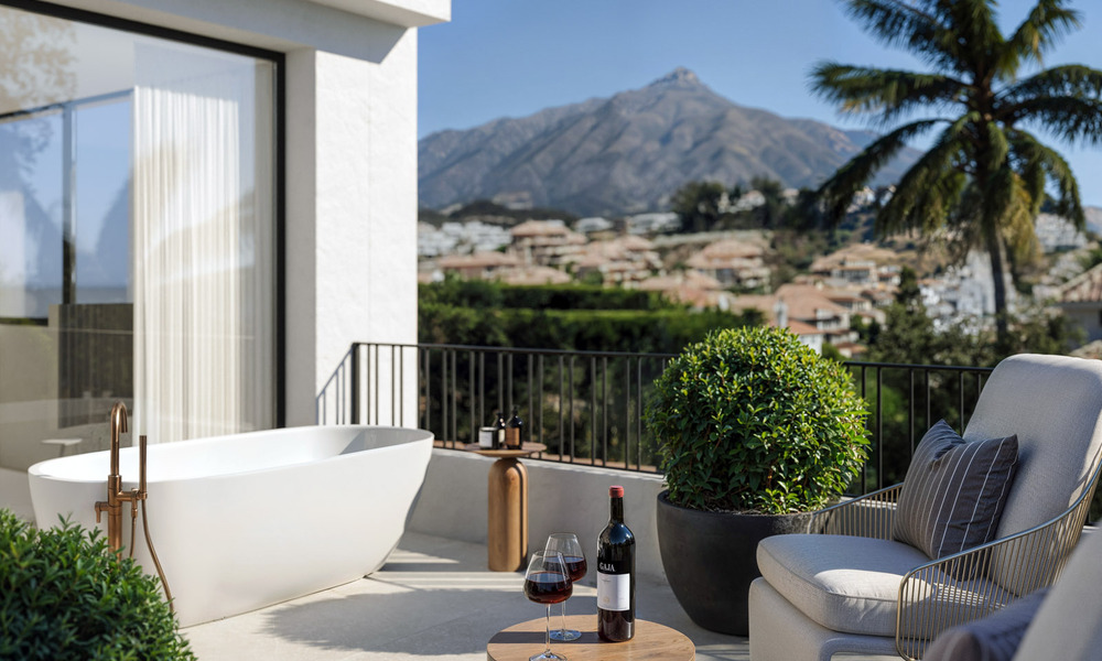 Villa de lujo sobre plano con vistas panorámicas al mar en venta en una comunidad cerrada de Nueva Andalucía, Marbella 779431