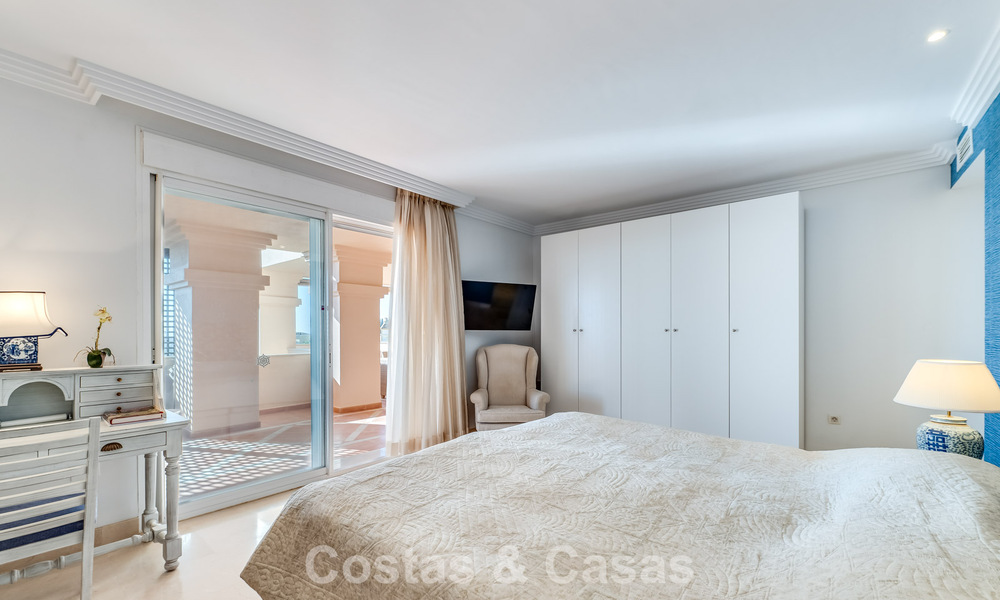 Apartamento de esquina espacioso con vistas panorámicas en venta en las colinas de Nueva Andalucía, Marbella 779570