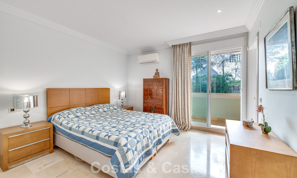 Apartamento de esquina espacioso con vistas panorámicas en venta en las colinas de Nueva Andalucía, Marbella 779573