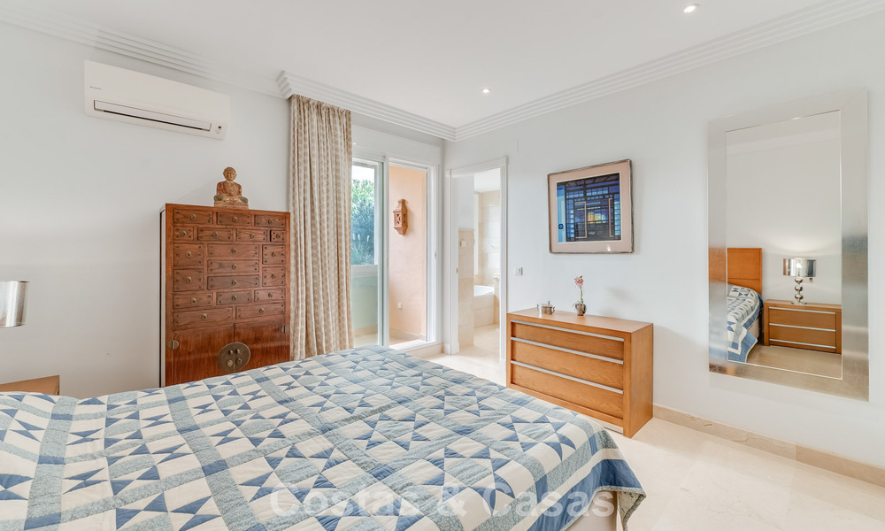 Apartamento de esquina espacioso con vistas panorámicas en venta en las colinas de Nueva Andalucía, Marbella 779574