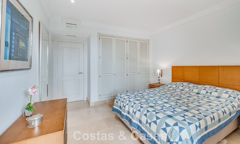 Apartamento de esquina espacioso con vistas panorámicas en venta en las colinas de Nueva Andalucía, Marbella 779575