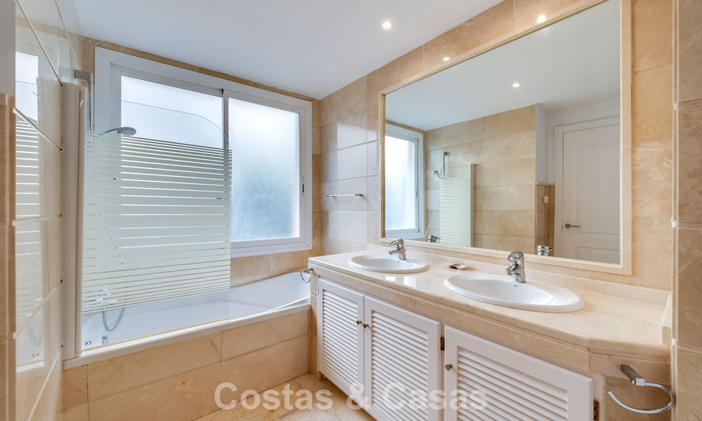 Apartamento de esquina espacioso con vistas panorámicas en venta en las colinas de Nueva Andalucía, Marbella 779576