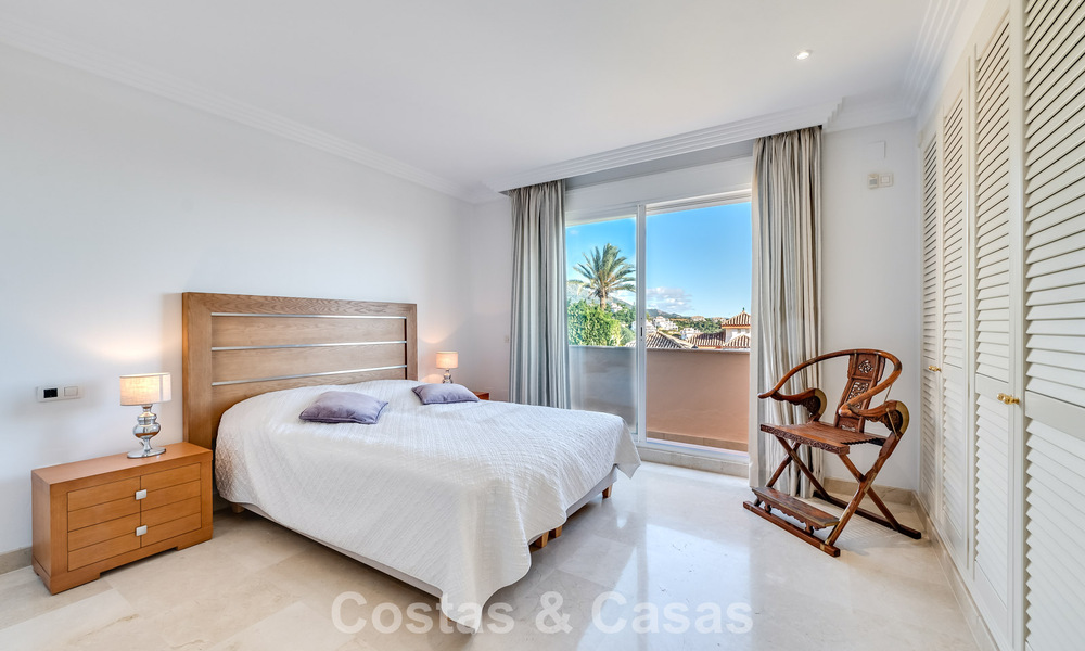 Apartamento de esquina espacioso con vistas panorámicas en venta en las colinas de Nueva Andalucía, Marbella 779578