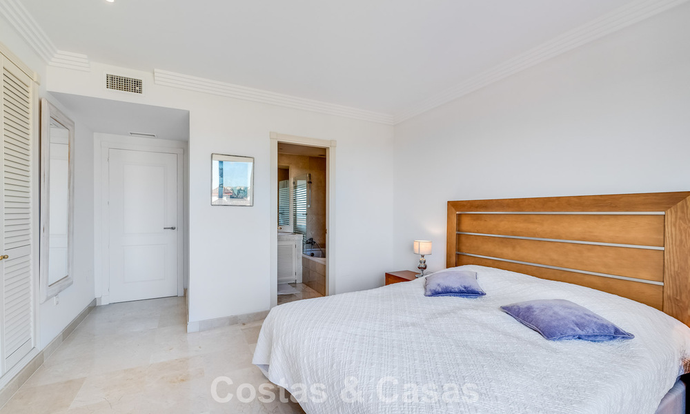 Apartamento de esquina espacioso con vistas panorámicas en venta en las colinas de Nueva Andalucía, Marbella 779579