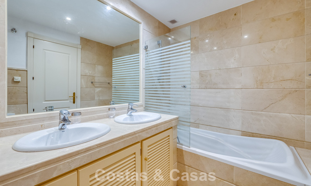 Apartamento de esquina espacioso con vistas panorámicas en venta en las colinas de Nueva Andalucía, Marbella 779580