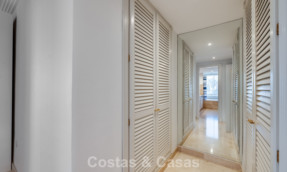 Apartamento de esquina espacioso con vistas panorámicas en venta en las colinas de Nueva Andalucía, Marbella 779582