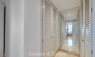 Apartamento de esquina espacioso con vistas panorámicas en venta en las colinas de Nueva Andalucía, Marbella 779582 