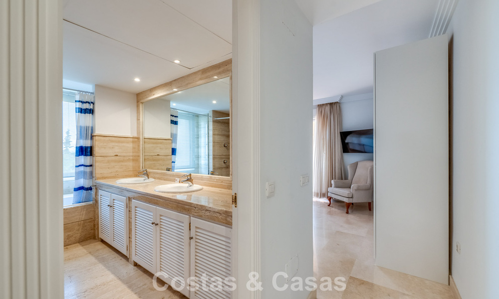 Apartamento de esquina espacioso con vistas panorámicas en venta en las colinas de Nueva Andalucía, Marbella 779583