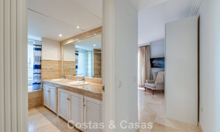 Apartamento de esquina espacioso con vistas panorámicas en venta en las colinas de Nueva Andalucía, Marbella 779583 