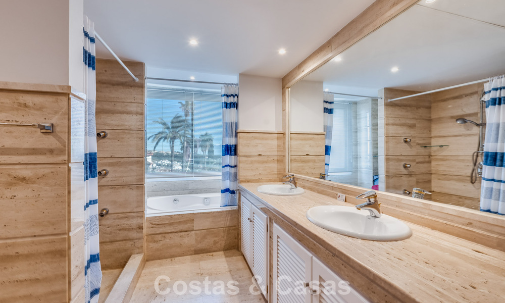 Apartamento de esquina espacioso con vistas panorámicas en venta en las colinas de Nueva Andalucía, Marbella 779584