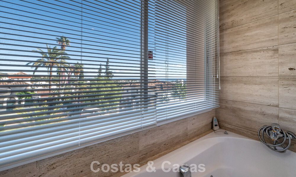 Apartamento de esquina espacioso con vistas panorámicas en venta en las colinas de Nueva Andalucía, Marbella 779585