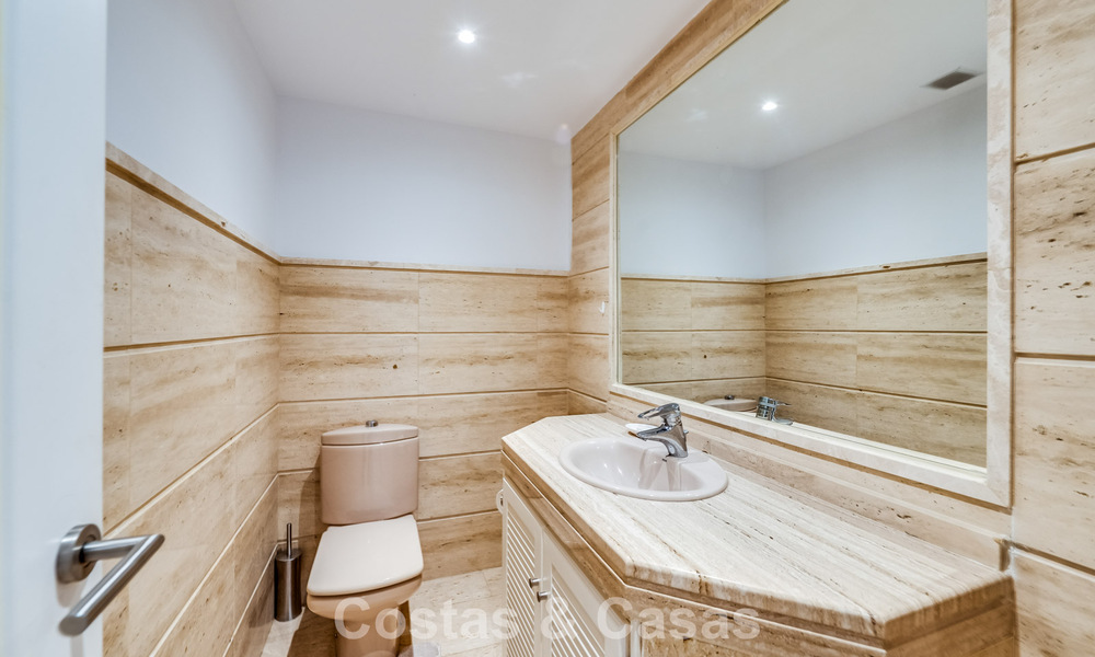 Apartamento de esquina espacioso con vistas panorámicas en venta en las colinas de Nueva Andalucía, Marbella 779586