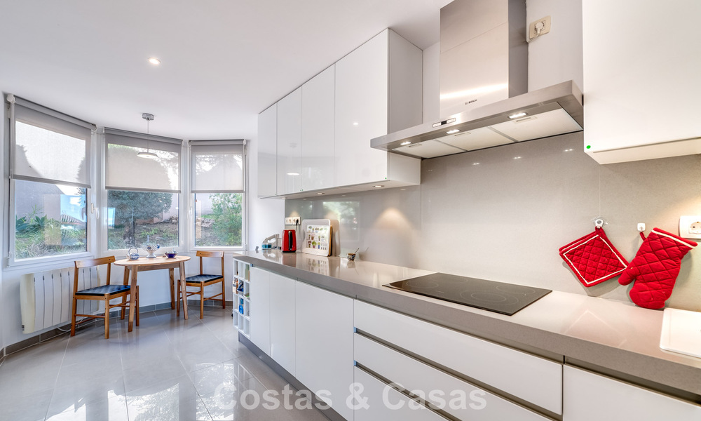 Apartamento de esquina espacioso con vistas panorámicas en venta en las colinas de Nueva Andalucía, Marbella 779588