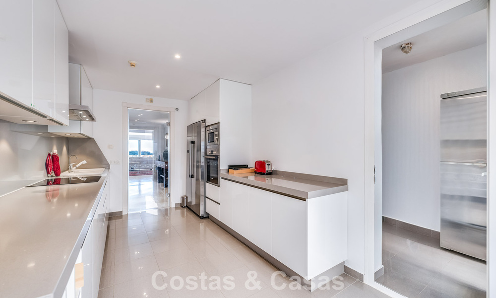 Apartamento de esquina espacioso con vistas panorámicas en venta en las colinas de Nueva Andalucía, Marbella 779590