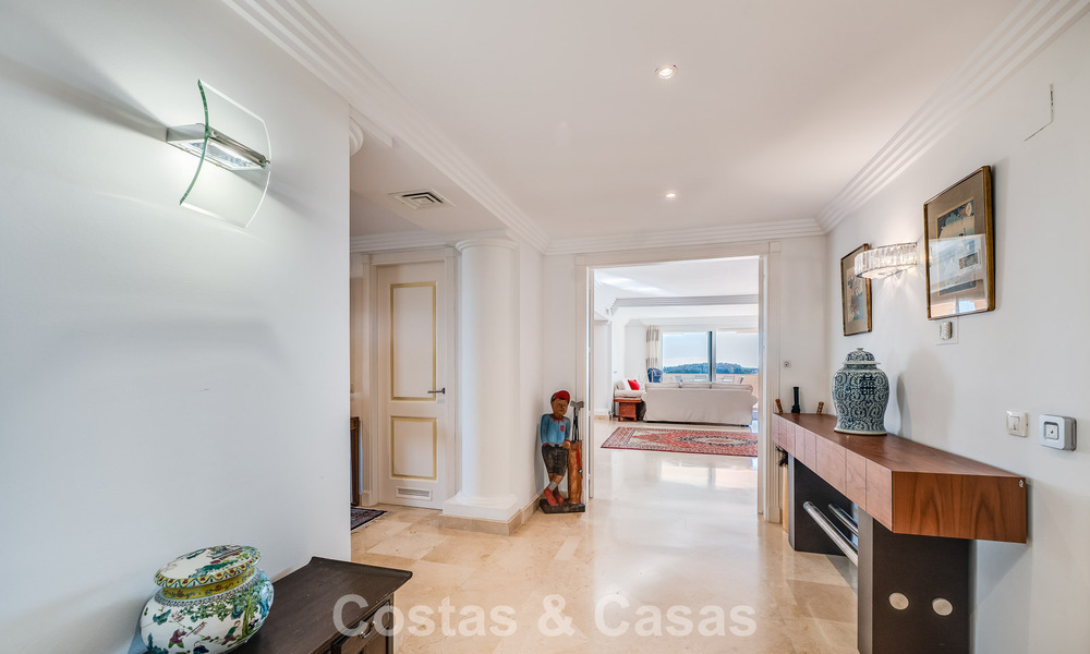 Apartamento de esquina espacioso con vistas panorámicas en venta en las colinas de Nueva Andalucía, Marbella 779591