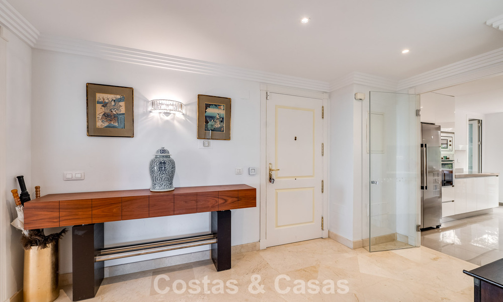 Apartamento de esquina espacioso con vistas panorámicas en venta en las colinas de Nueva Andalucía, Marbella 779592