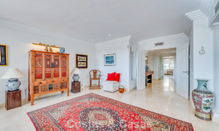 Apartamento de esquina espacioso con vistas panorámicas en venta en las colinas de Nueva Andalucía, Marbella 779595 
