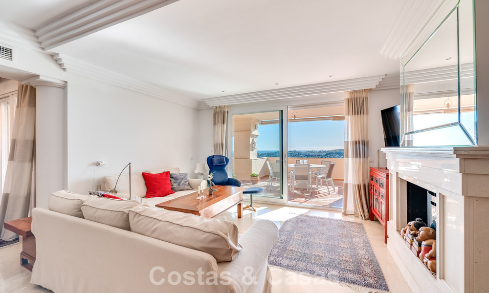 Apartamento de esquina espacioso con vistas panorámicas en venta en las colinas de Nueva Andalucía, Marbella 779597