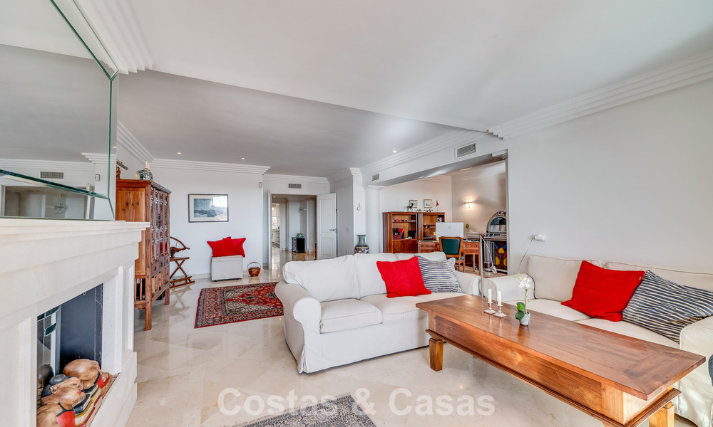 Apartamento de esquina espacioso con vistas panorámicas en venta en las colinas de Nueva Andalucía, Marbella 779598