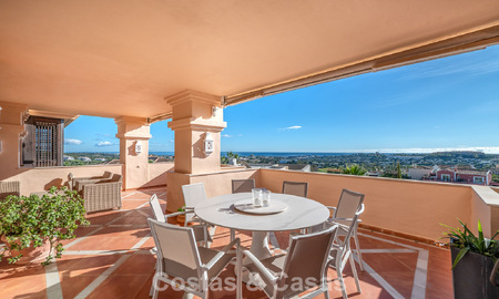 Apartamento de esquina espacioso con vistas panorámicas en venta en las colinas de Nueva Andalucía, Marbella 779599