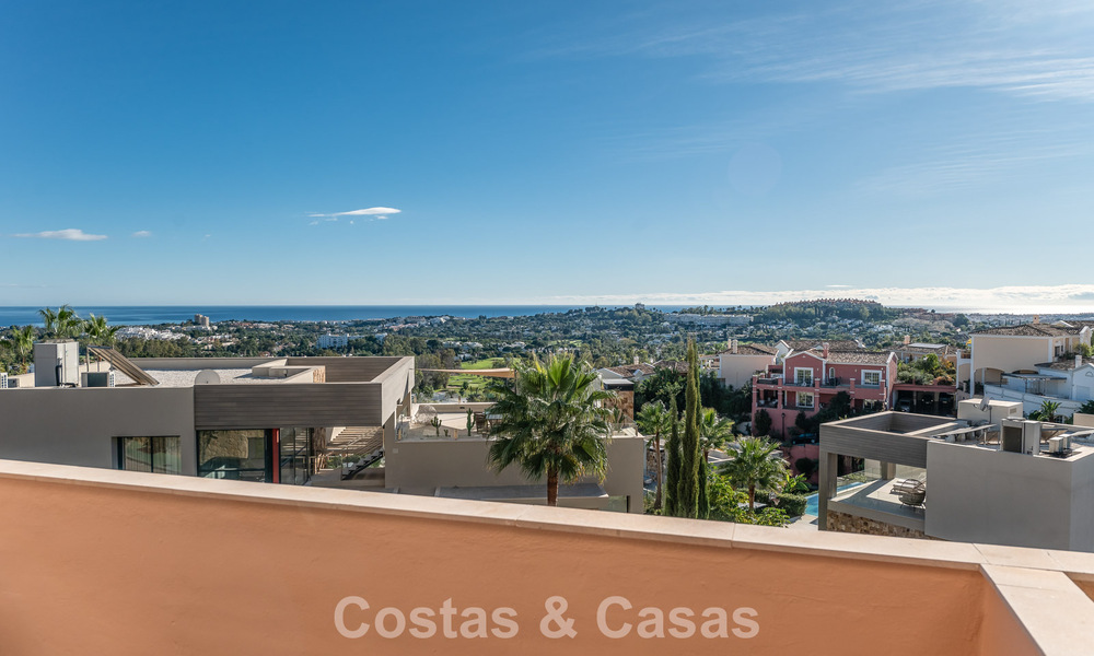 Apartamento de esquina espacioso con vistas panorámicas en venta en las colinas de Nueva Andalucía, Marbella 779600