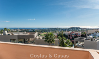 Apartamento de esquina espacioso con vistas panorámicas en venta en las colinas de Nueva Andalucía, Marbella 779600 