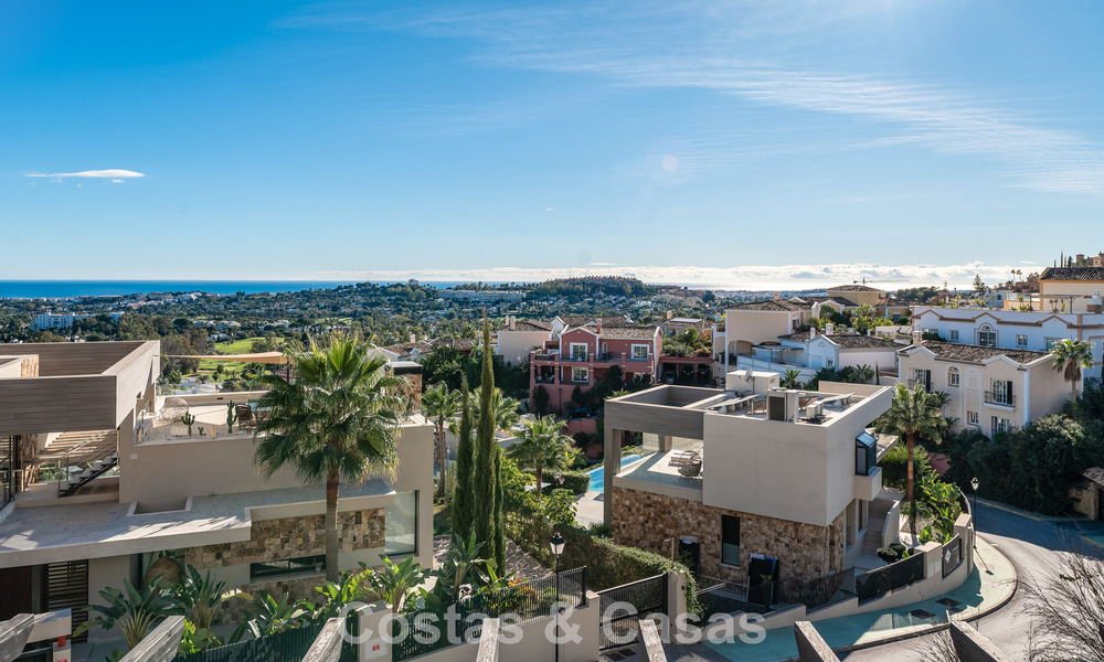 Apartamento de esquina espacioso con vistas panorámicas en venta en las colinas de Nueva Andalucía, Marbella 779601