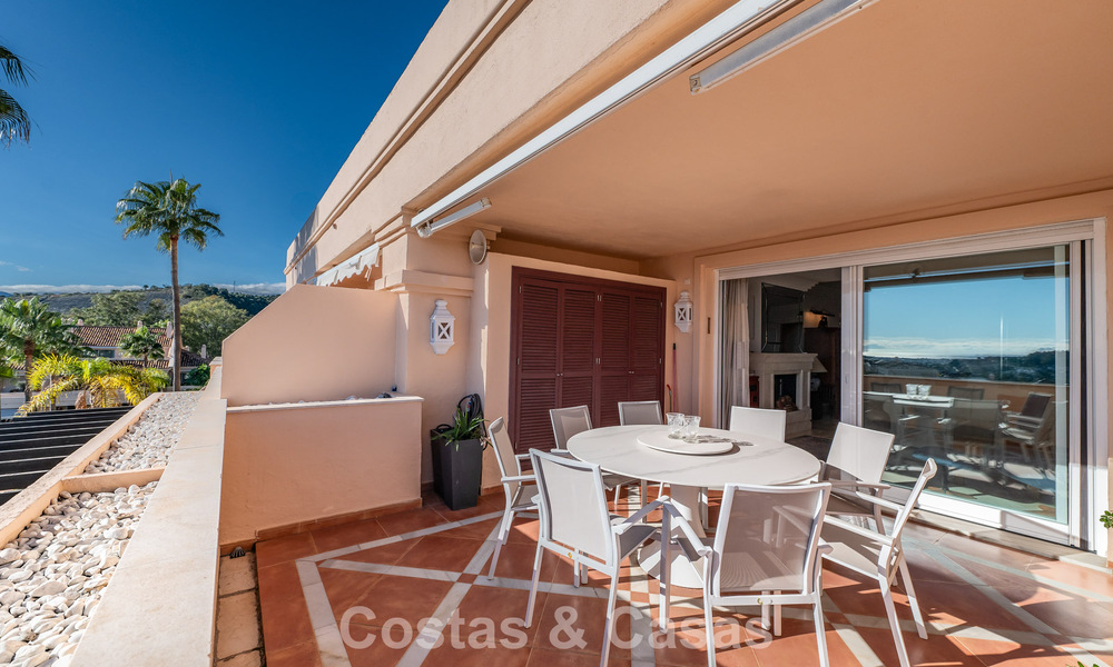 Apartamento de esquina espacioso con vistas panorámicas en venta en las colinas de Nueva Andalucía, Marbella 779603