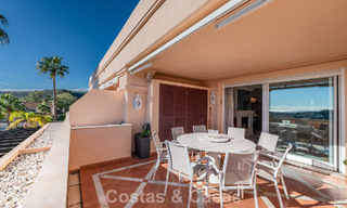 Apartamento de esquina espacioso con vistas panorámicas en venta en las colinas de Nueva Andalucía, Marbella 779603 