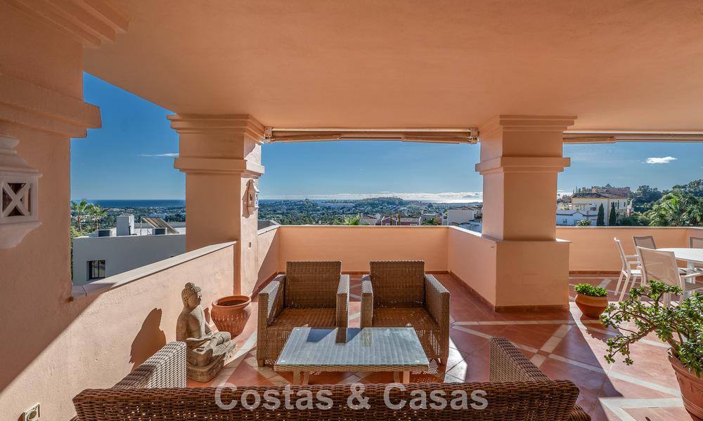 Apartamento de esquina espacioso con vistas panorámicas en venta en las colinas de Nueva Andalucía, Marbella 779604
