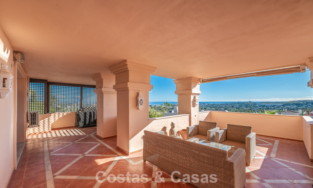 Apartamento de esquina espacioso con vistas panorámicas en venta en las colinas de Nueva Andalucía, Marbella 779605