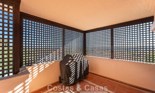 Apartamento de esquina espacioso con vistas panorámicas en venta en las colinas de Nueva Andalucía, Marbella 779606 