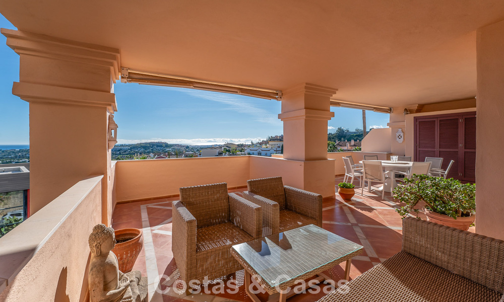 Apartamento de esquina espacioso con vistas panorámicas en venta en las colinas de Nueva Andalucía, Marbella 779607