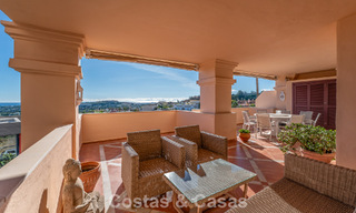 Apartamento de esquina espacioso con vistas panorámicas en venta en las colinas de Nueva Andalucía, Marbella 779607 