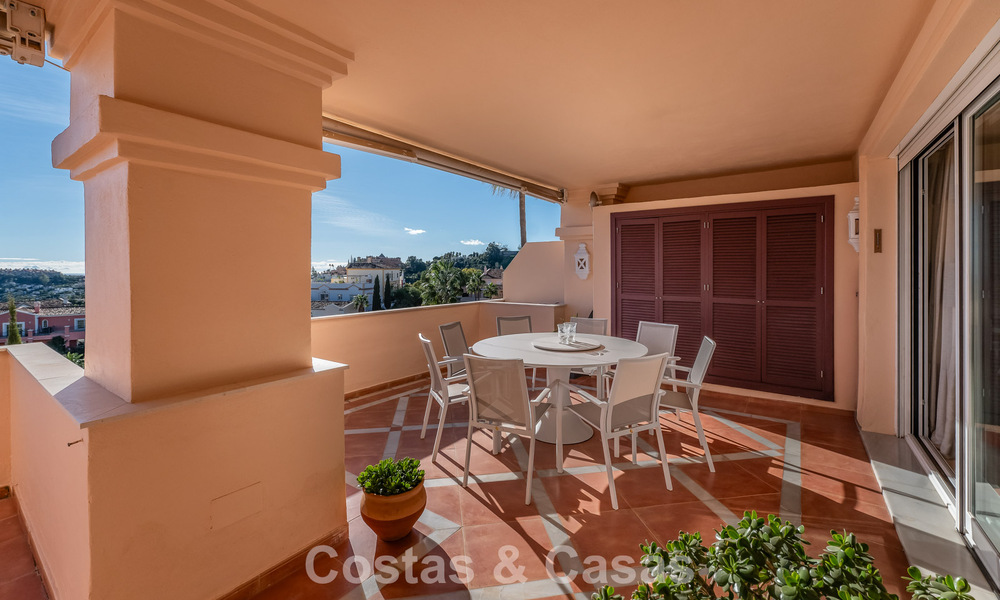 Apartamento de esquina espacioso con vistas panorámicas en venta en las colinas de Nueva Andalucía, Marbella 779608
