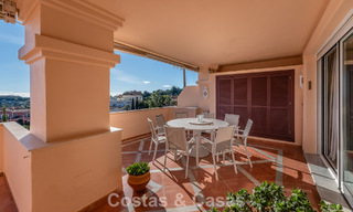 Apartamento de esquina espacioso con vistas panorámicas en venta en las colinas de Nueva Andalucía, Marbella 779608 