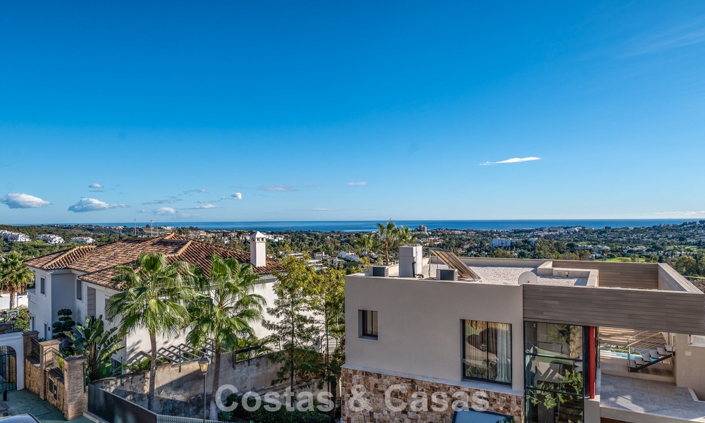 Apartamento de esquina espacioso con vistas panorámicas en venta en las colinas de Nueva Andalucía, Marbella 779609