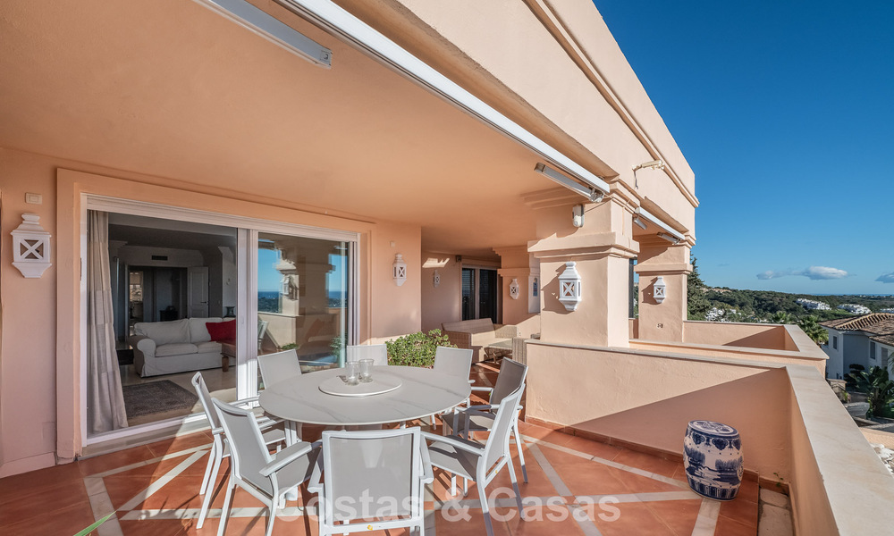Apartamento de esquina espacioso con vistas panorámicas en venta en las colinas de Nueva Andalucía, Marbella 779611