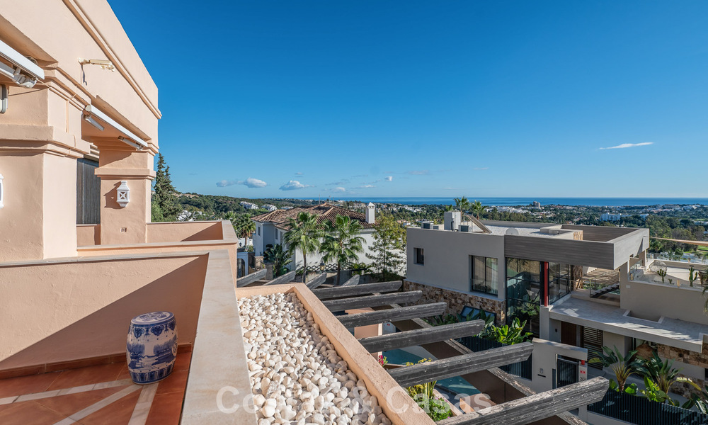 Apartamento de esquina espacioso con vistas panorámicas en venta en las colinas de Nueva Andalucía, Marbella 779612