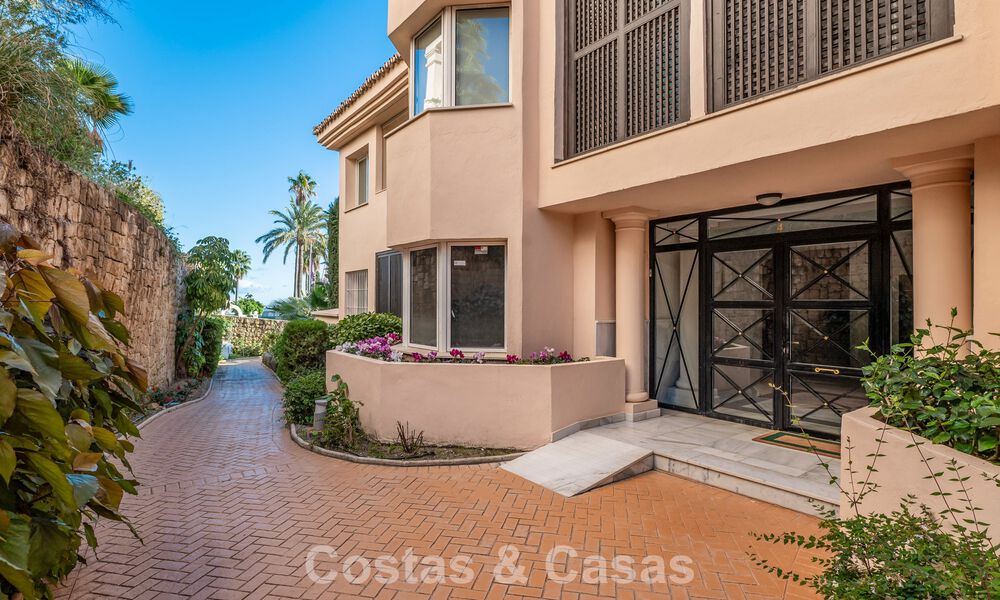 Apartamento de esquina espacioso con vistas panorámicas en venta en las colinas de Nueva Andalucía, Marbella 779613