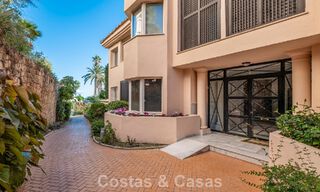 Apartamento de esquina espacioso con vistas panorámicas en venta en las colinas de Nueva Andalucía, Marbella 779613 