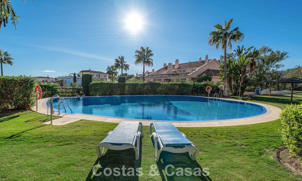 Apartamento de esquina espacioso con vistas panorámicas en venta en las colinas de Nueva Andalucía, Marbella 779614