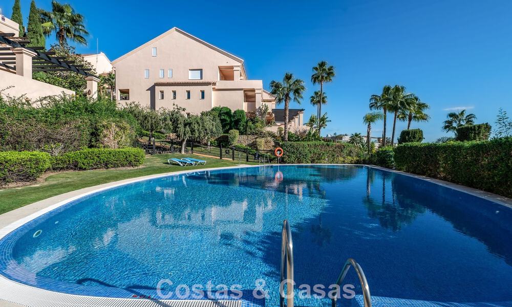 Apartamento de esquina espacioso con vistas panorámicas en venta en las colinas de Nueva Andalucía, Marbella 779615